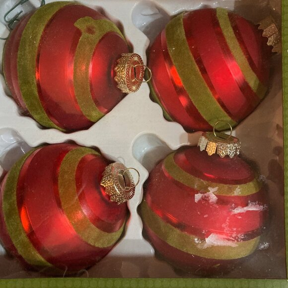 16 Vintage Red and Green Flocked (Velvet) Glass Tree Ornaments - Picture 4 of 6